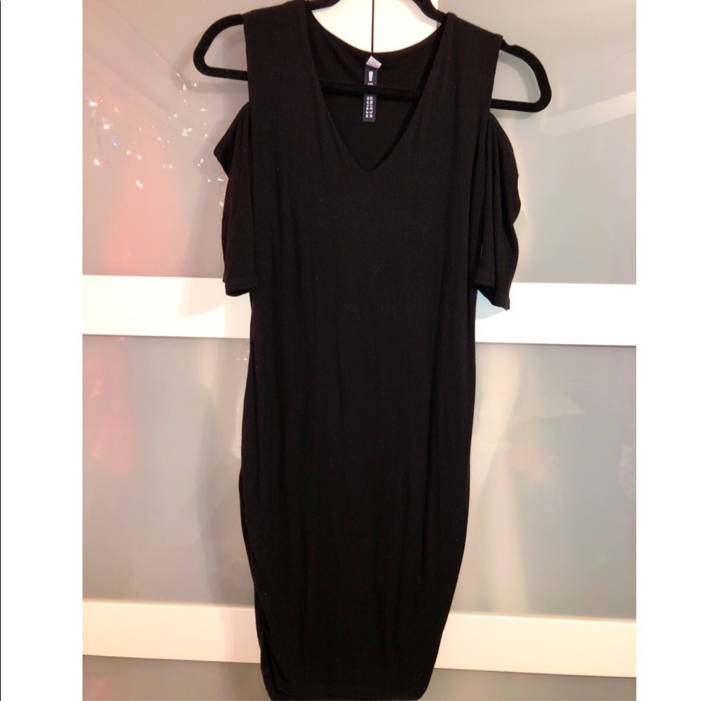 BLACK BODY CON COLD SHOULDER DRESS